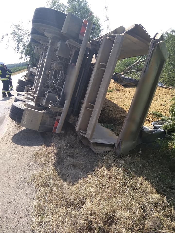 Wypadek na lokalnej drodze Krzyżowice - Małuszów