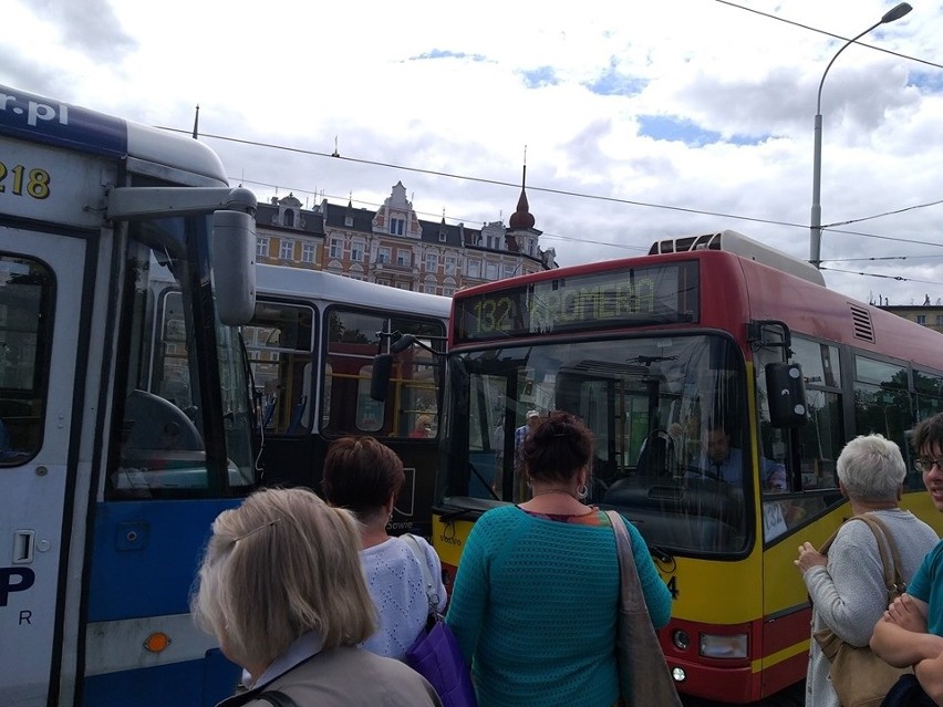 Wypadek MPK. Zderzenie autobusu z tramwajem (ZDJĘCIA)