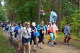 Piesza Pielgrzymka Góralska na Jasną Górę po raz 42. zmierza z Podhala do Częstochowy. Pod Olkuszem miała przystanek. Zobacz zdjęcia