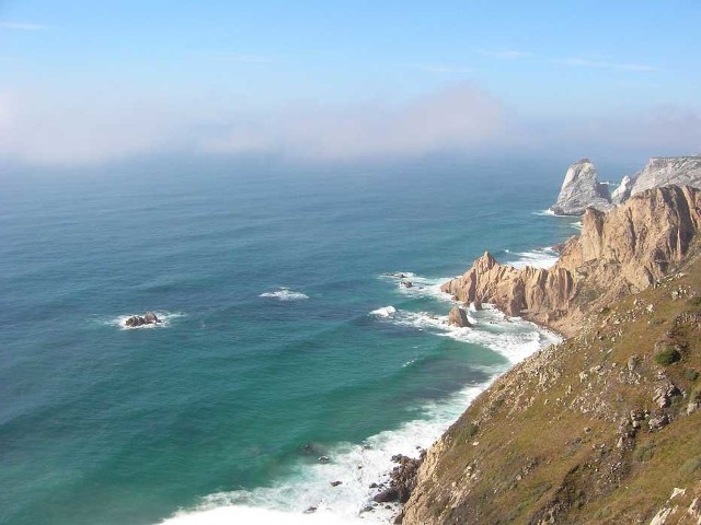 To tu rozegrała się tragedia. Przylądek Cabo da Roca to jedna z napopularniejszych atrakcji turystycznych Europy. Brzeg na przylądku jest skalisty i wznosi się 144 m ponad poziom Oceanu Atlantyckiego.