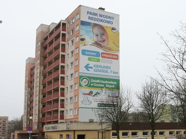 &#8211; Reklama obija się o ścianę i w mieszkaniach mamy hałas &#8211; skarżą się lokatorzy wieżowca przy ul. Szczecińskiej 64 w Słupsku. 