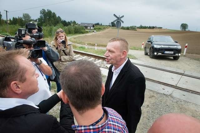 Prokurator Witold Preis z Chełmna na przejeździe w Pniewitem. Raport może skierować śledztwo w inną stronę