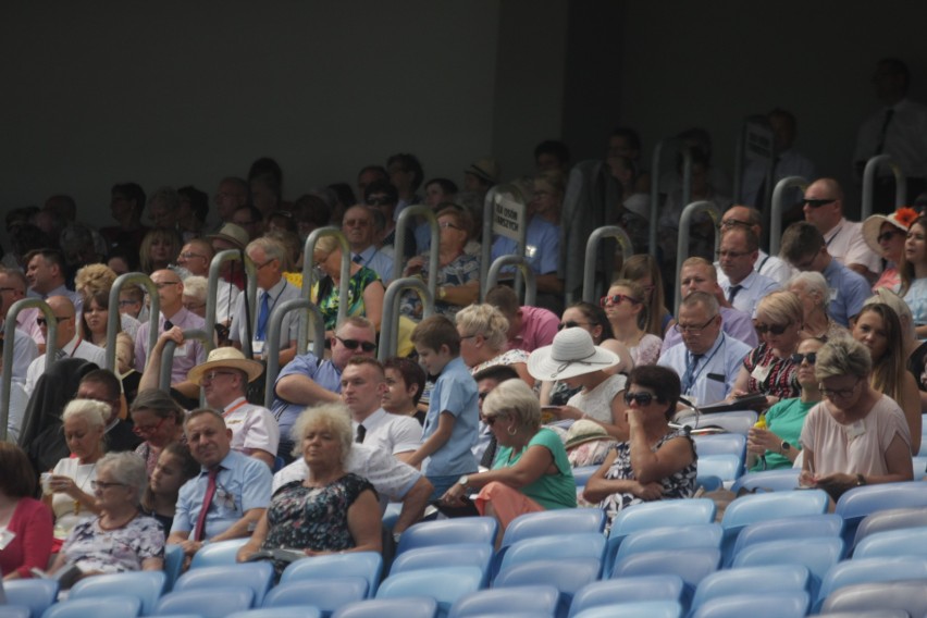 Kongres Świadków Jehowy na Stadionie Śląskim. Dzień 1. Wierni w Chorzowie przez trzy dni będą brać udział w spotkaniach ZDJĘCIA