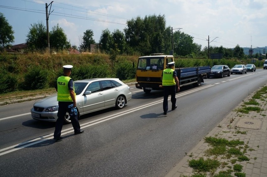 Policja w Żywcu rozdaje wodę kierowcom