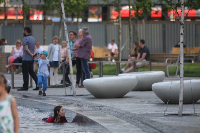 Palmy i leżaczki nad sztuczną Rawą przyciągają na Rynek w...