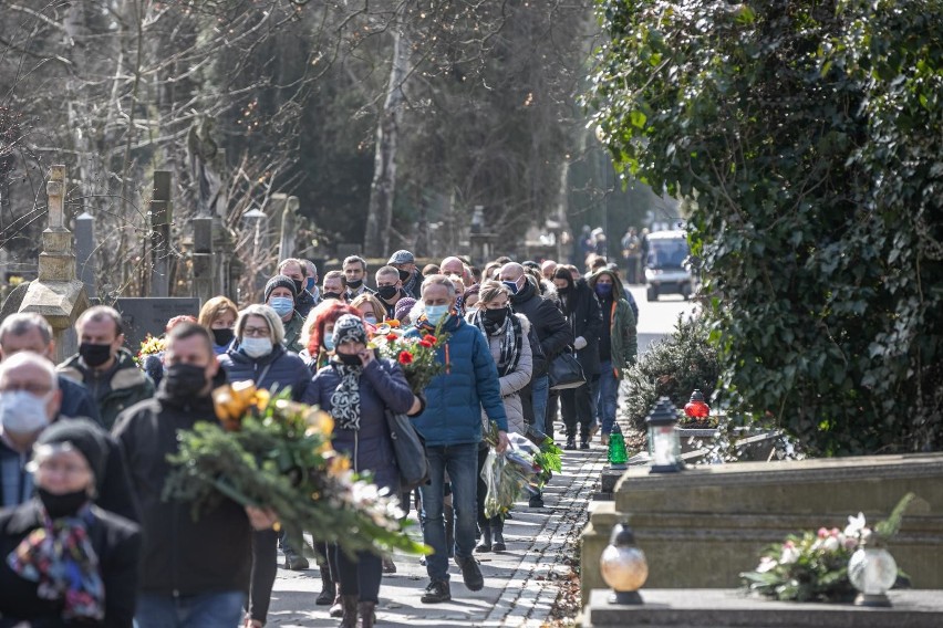 Ile osób może uczestniczyć w pogrzebie? Jakie są limity osób...