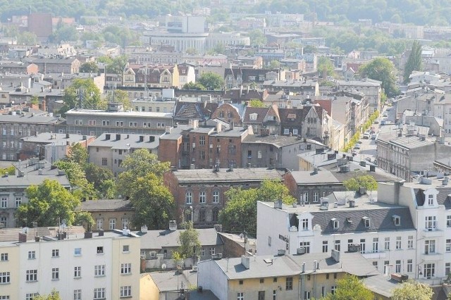 Śródmieście przygnębia szarością niszczejących domów z rzadkimi enklawami zieleni. Czy i kiedy to się zmieni?