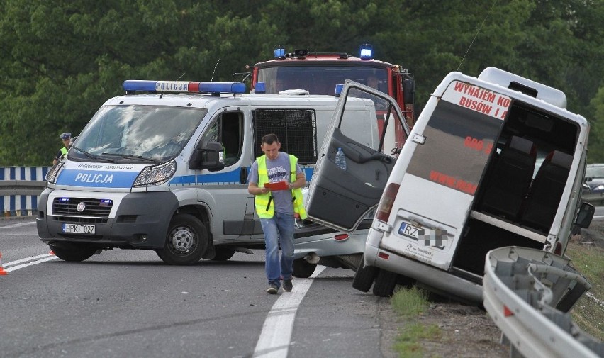 Zderzenie busa pasażerskiego z peugeotem w Tarnowskiej Woli. Dwie osoby ranne! [ZDJĘCIA]