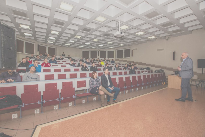 Znani trenerzy na konferencji analitycznej w Nowinach. Wśród prelegentów był Gerard Juszczak z kadry Adama Nawałki [ZDJĘCIA, WIDEO]