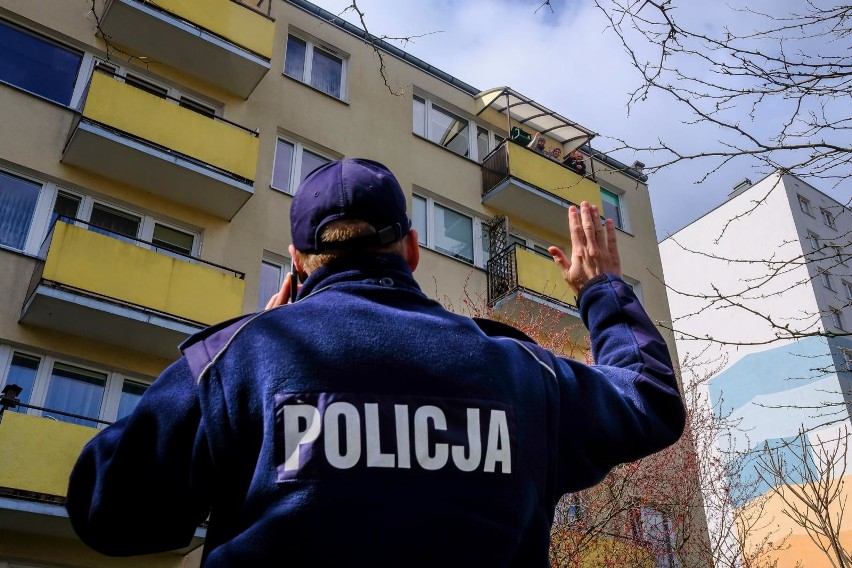 Koronawirus w Małopolsce. Sąsiad łamie kwarantannę i może zarażać. Mieszkańcy dzwonią na policję i do sanepidu