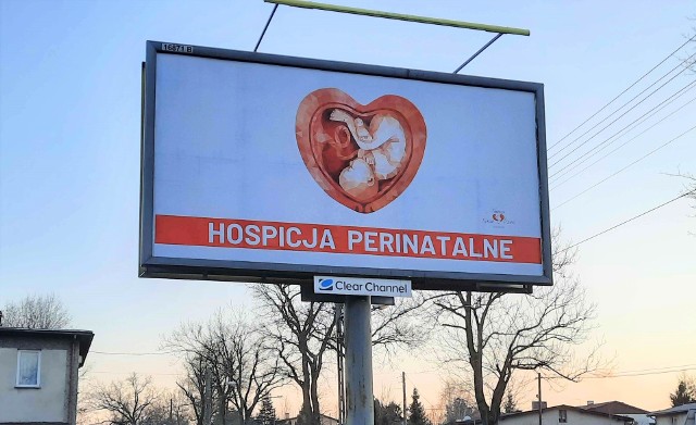 Billboardy z grafiką dziecka w sercu oraz dodanym napisem "Hospicja perinatalne" można już zauważyć m.in. w Katowicach. Zdjęcie z 8.01 2021 r.Zobacz kolejne zdjęcia. Przesuwaj zdjęcia w prawo - naciśnij strzałkę lub przycisk NASTĘPNE 