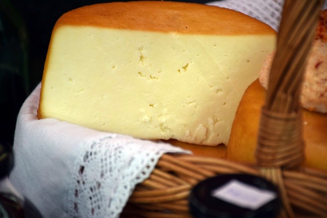 Co ma wpływ na barwę kupowanego sera?