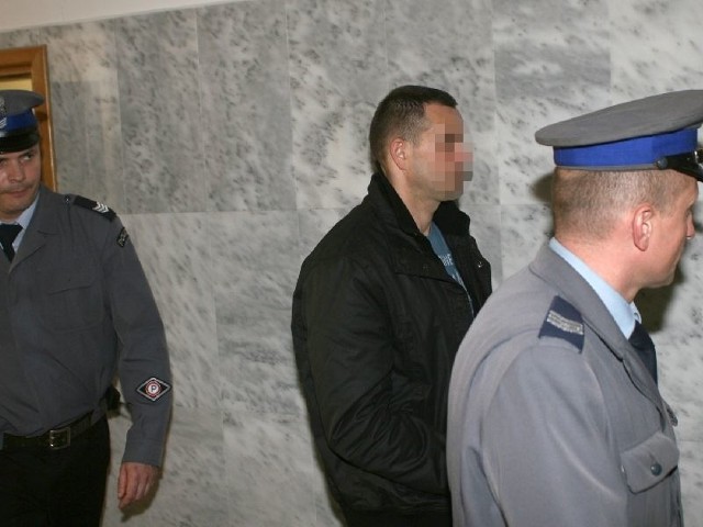 Oskarżony Tomasz K. był jednym z bezpośrednich sprawców rozboju w Krzątce i Staszowie, on także ujawnił nieznane prokuraturze okoliczności i personalia pozostałych sprawców.