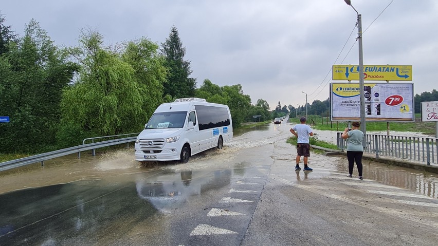 Podtopienia w gminie Skawina. Po nocnych ulewach z soboty na...