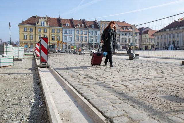 W miejscu, w którym wchodzi się na stary rynek od ulicy Mostowej problematyczną rynnę osłonięto płytami