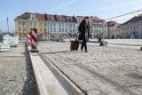 Niepełnosprawni i rodzice z wózkami bez problemu wejdą na Stary Rynek. Pod warunkiem, że będą szli od Mostowej