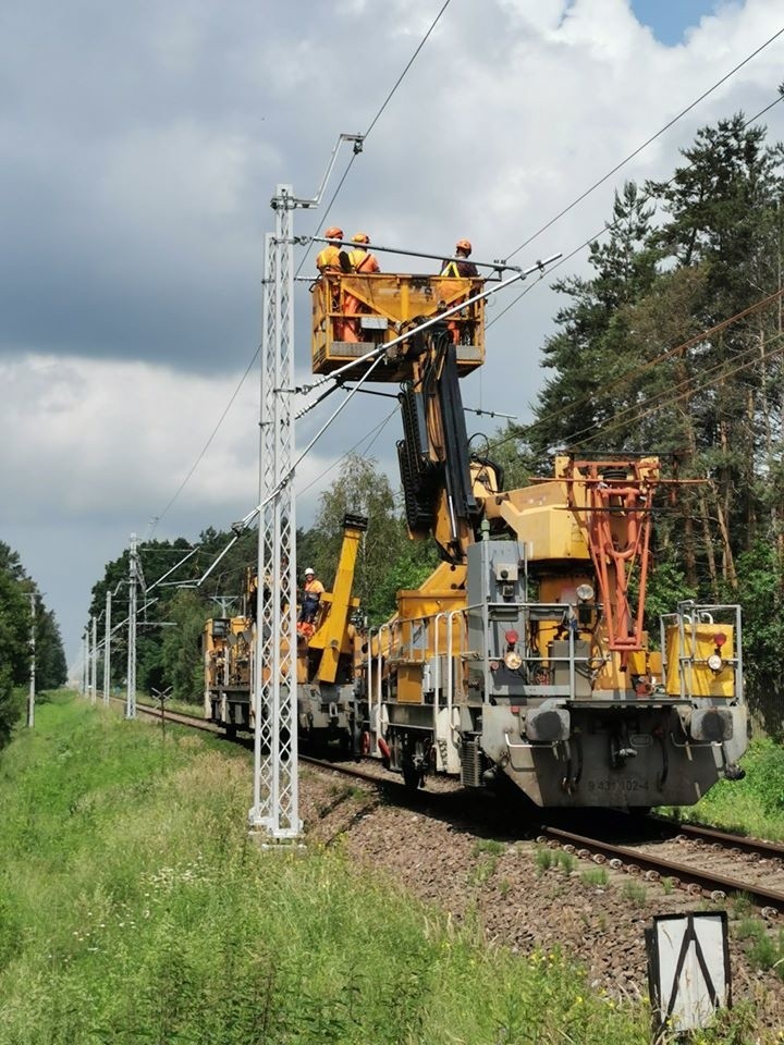 Elektryfikacja linii kolejowej Ocice-Rzeszów postępuje. 25 kilometrów już z siecią trakcyjną (ZDJĘCIA)