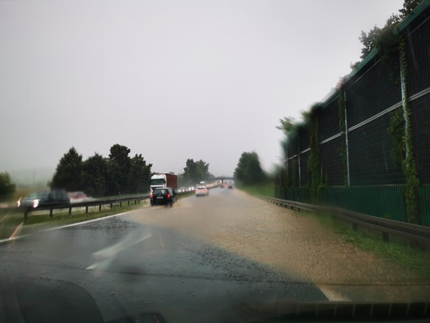 Ulewne deszcze spowodowały zalanie dróg