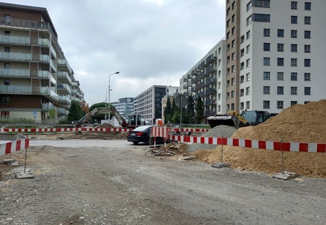 Przebudowa ulicy Pięknej od ulicy Nyskiej do Armii Krajowej. Skrzyżowanie z Nyską zostanie przekształcone w rondo.