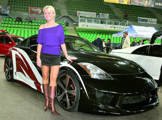 Nissana 350Z tuningował Marcin Magaj. Prezentowała go partnerka tunera Beata Szal. Auto jest na sprzedaż, jednak bez Pani Beaty