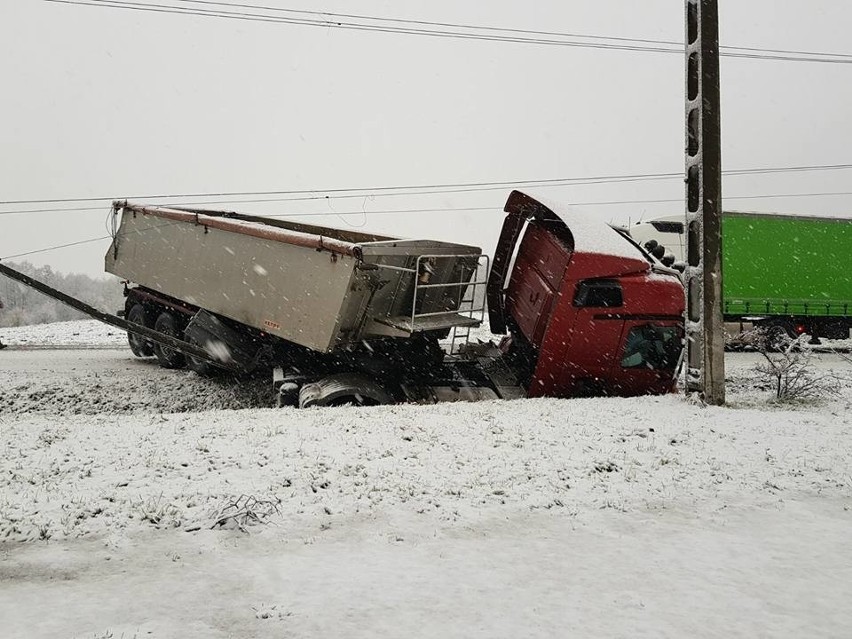 Uwaga! Ciężarówka w rowie, korek w Toszku ZDJĘCIA