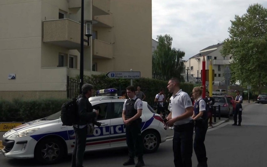 Policjanci na miejscu ataku w Trappes pod Paryżem