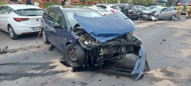 Na ul. Wyzwolenia w Bydgoszczy zderzyły się dwa auta. W wyniku wypadku uszkodzone zostały także te zaparkowane.
