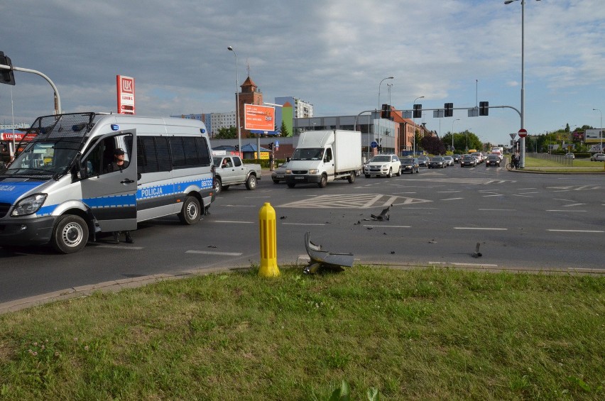 Wrocław: Wypadek na Borowskiej. Samochód zderzył się z motocyklem (ZDJĘCIA)