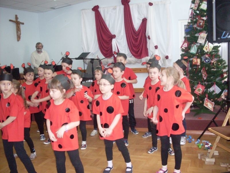 Dzieci z Przedszkola Miejskiego nr7 w Domu Pomocy Społecznej w Ostrołęce (zdjęcia)