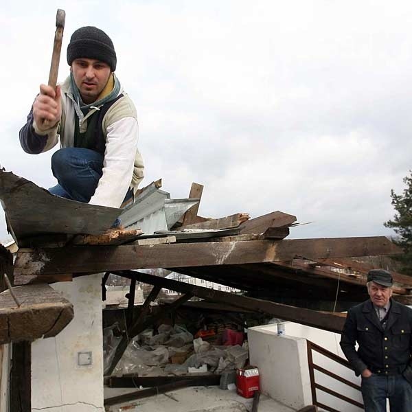 W Dzikowcu (pow. kolbuszowski) wichura zerwała dachy z pięciu domów i sklepu. Straty oszacowano na ok. 70 tys. zł.