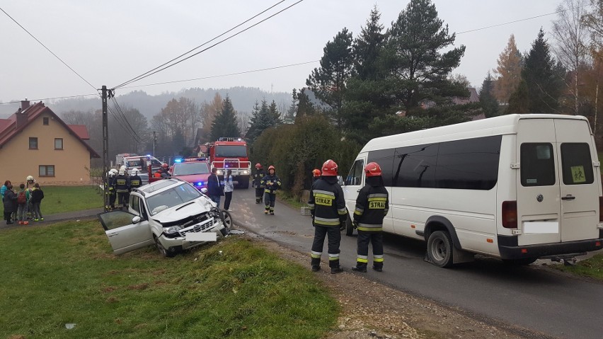 Pcim. Bus wiozący dzieci zderzył się czołowo z osobówką [ZDJĘCIA]