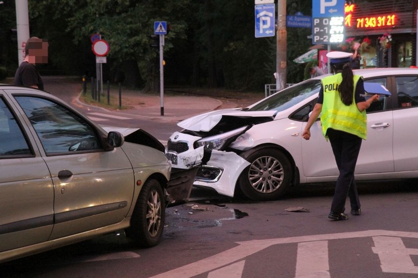 Wypadek na wjeździe na parking przy Hali Ludowej