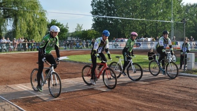 Speedrower to rywalizacja na torze żużlowym, ale na specjalnych rowerach