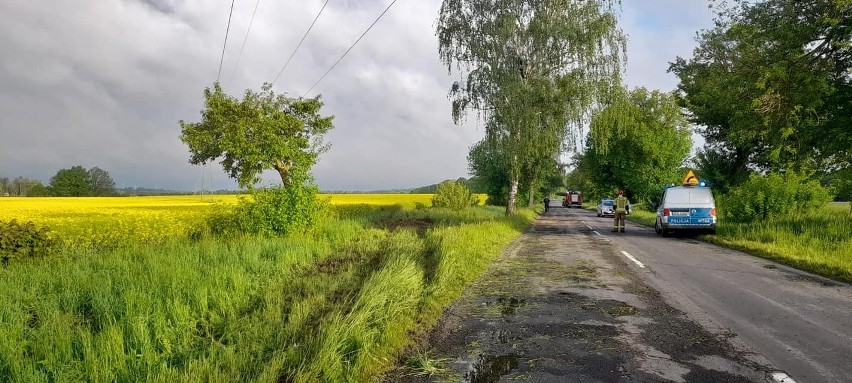 Śmiertelny wypadek w Starogardzie Łobeskim, niedaleko Reska. Na miejscu zginął młody mężczyzna. Auto znaleziono w polu rzepaku