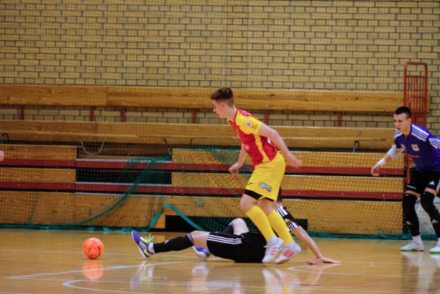 Futsaliści Bonito Heliosa (czerwono-żółte stroje) ulegli TAF-wi Toruń