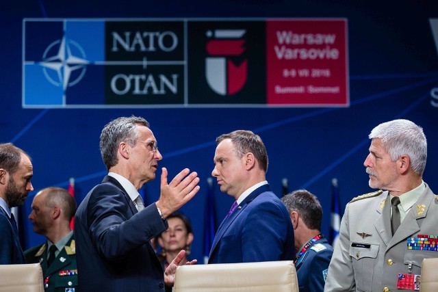 9 lipca 2016 r., Warszawa. Sekretarz Generalny NATO Jens Stoltenberg (z lewej) rozmawia z Prezydentem RP Andrzejem Dudą, przysłuchuje się im przewodniczącego Komitetu Wojskowego NATO Petr Pavel