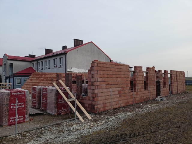 W Miąsowie przy Szkole Podstawowej rozpoczęły się prace budowlane nowego przedszkola i żłobka. Prace mają potrwać do końca 2024 roku.