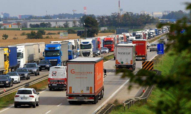 Kierowcy pojadą zwężeniem jezdni na A4 między węzłami Wrocław Bielany i Wrocław Wschód. Doszło tam do kolizji, ciężarówka blokuje prawy pas ruchu w kierunku Wrocławia.