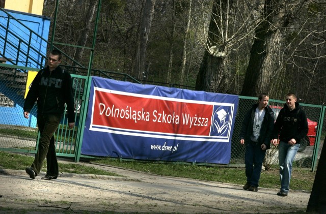 Studenci informują o wielu odejściach z pracy wśród pracowników Uniwersytetu Dolnośląskiego DSW. Uczelnia odpowiada na te doniesienia.