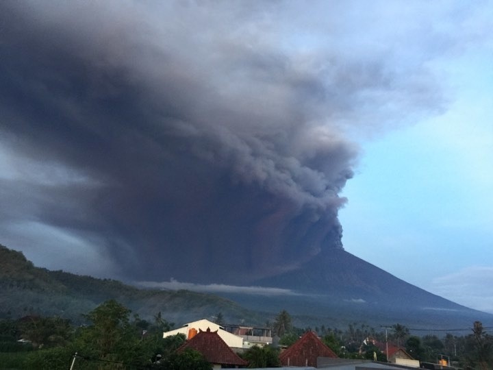 Erupcja wulkanu Agung na Bali. Mnóstwo lotów odwołanych [zdjęcia, wideo]