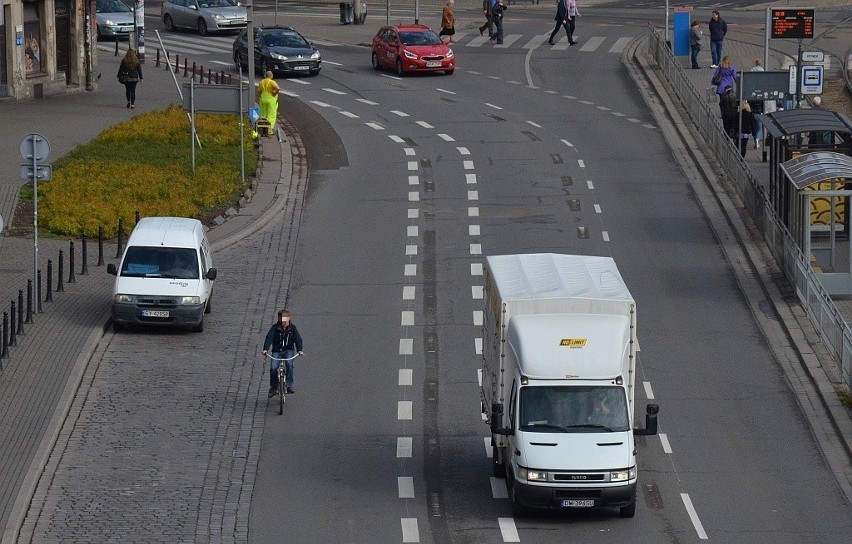 Pas dla rowerów na Kazimierza Wielkiego i duże zamieszanie. Bo oficjalnie go nie ma (ZDJĘCIA)