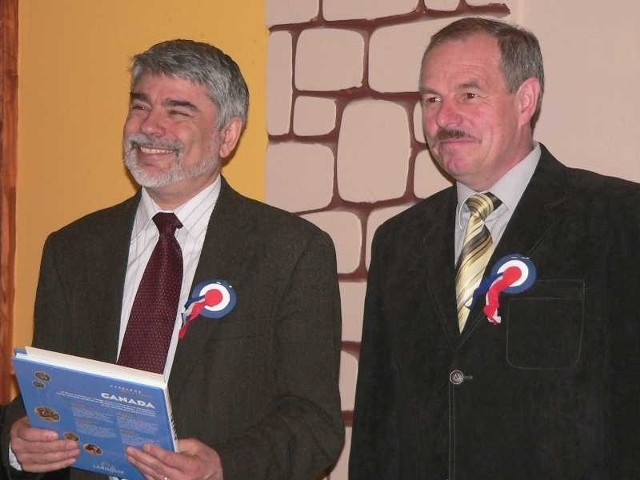 Francuski konsul Alain Schneider (z lewej) został powitany przez Andrzeja Bilewskiego, dyrektora buskiego &#8222;ekonomika&#8221;.