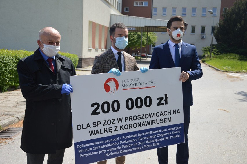 "Maskowa" konferencja w dobie epidemii. Od lewej starosta...