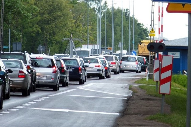 Teraz przejazd przez tory tamuje przepustowość trasy wylotowej do Warszawy. Kierowcy mają do dyspozycji tylko jeden pas w jedną stronę. To ma się zmienić na początku września.