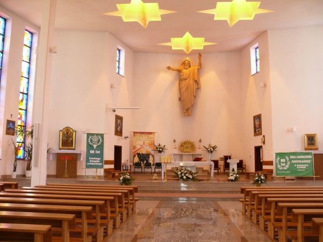 Wnętrze kościoła z łaskami słynącym obrazem Matki Bożej Pocieszenia i Matki Bożej Bolesnej.
