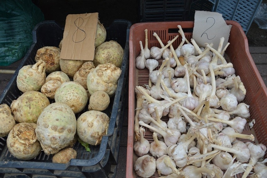 Piątkowy targ w Stalowej Woli. Na stoiskach królowały truskawki. Jakie ceny owoców i warzyw? Sprawdź