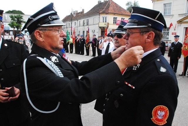 Paweł Zaręba (prezes OSP w Nieszawie) otrzymał złoty Znak Związku OSP, a dh Marian Ziemecki (w głębi) Medal Honorowy im. Bolesława Chomicza