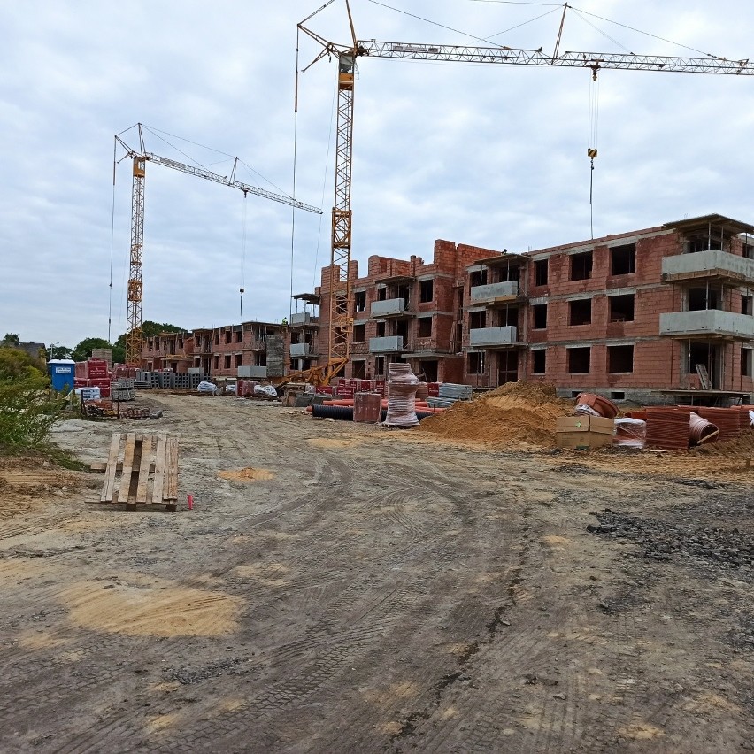Nowe bloki przy Wilniewczyca w Lublińcu rosną w oczach....