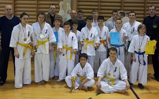 Reprezentacja ostrołęckich karateków podczas zawodów w Radzyminie.