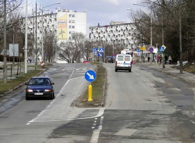 Zniszczony fragment ulicy Warszawskiej, od mostu nad Potokiem Północnym do skrzyżowania z ulicą Kusocińskiego wymaga gruntownego remontu.